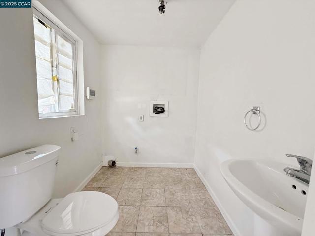2129 Harrington Ave, Oakland CA: https://media.crmls.org/mediaz/68dc8bb8-e507-491c-9079-9f66652be6d5.jpg