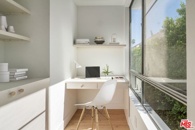 406 N Oakhurst Drive, Beverly Hills CA: https://media.crmls.org/mediaz/68dd06a4-d59e-40f2-bd11-85274d38cfa1.jpg