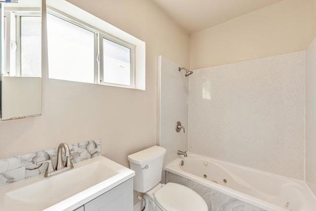10745 Ridgeview Way, San Jose CA: https://media.crmls.org/mediaz/68dd1a43-c2ec-490c-8a50-2576d1ea8837.jpg