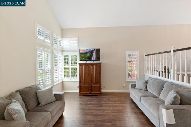 313 Willowwood Ct, Vacaville CA: https://media.crmls.org/mediaz/68dd5a1a-c5a5-48fb-80e2-aaab36579208.jpg