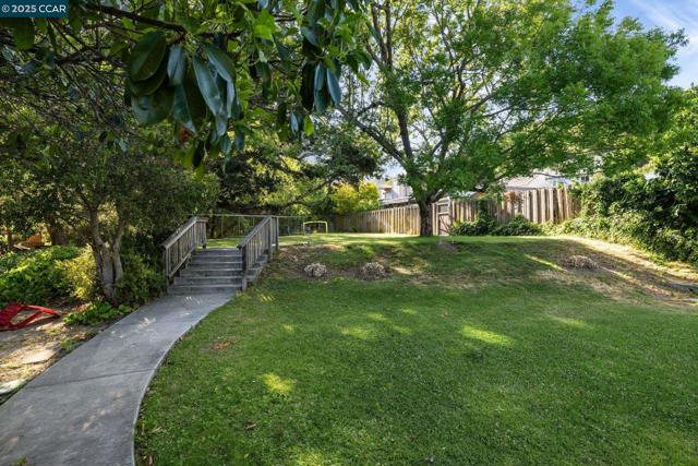 9 Glen Dr, Fairfax CA: https://media.crmls.org/mediaz/68df05f8-d6ee-43f9-bbe1-24e460b16f55.jpg