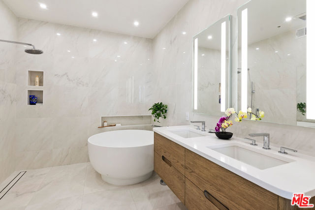 Image 31 of 50 For 270 Palisades Beach Road 203