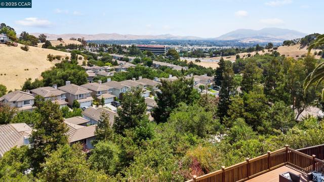 2058 Marazzani Dr, Martinez CA: https://media.crmls.org/mediaz/68e0992f-0794-4cd7-8291-bdc318751495.jpg