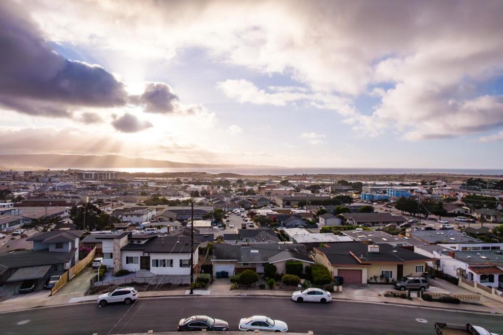 https://media.crmls.org/mediaz/68e0f484-a32c-443e-adbf-2a09b16257f3.jpg?preset=X-Large