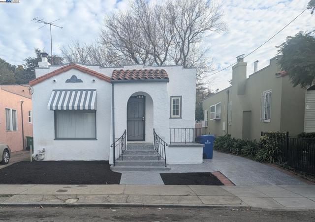 7818 Arthur St, Oakland CA: https://media.crmls.org/mediaz/68e1453b-97b7-4cf8-95e1-35acececb047.jpg