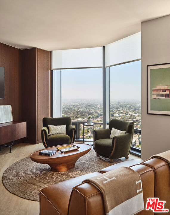 211 W Elm Court, Los Angeles CA: https://media.crmls.org/mediaz/68e1894a-f81e-4305-ab84-a0cea277e709.jpg