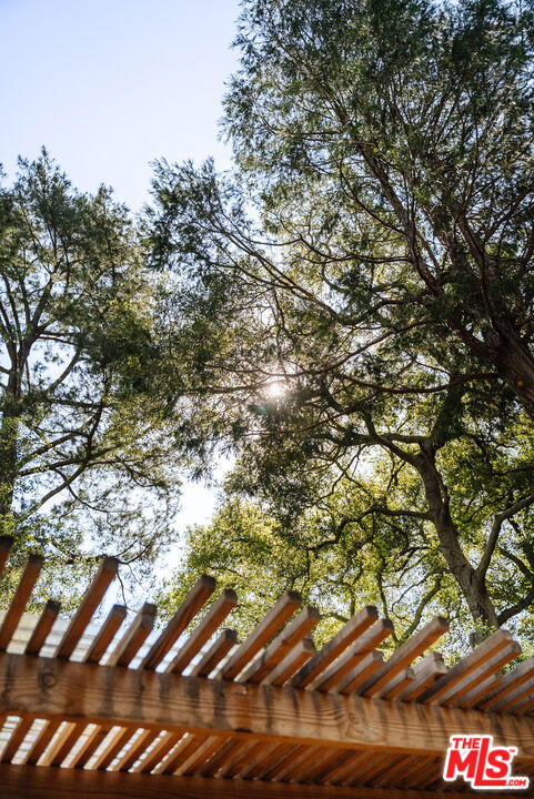 https://media.crmls.org/mediaz/68e24118-55d1-46c0-92e7-1b9ea6727f8a.jpg?preset=X-Large