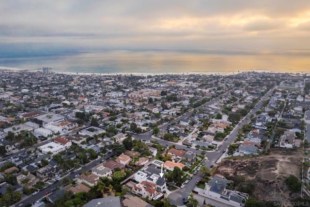 1041 Van Nuys St, San Diego CA: https://media.crmls.org/mediaz/68e26664-1a76-4ea2-b608-38739bea5a55.jpg