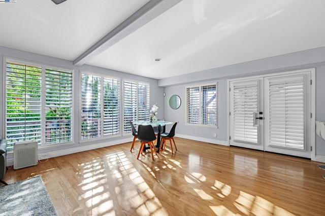 20340 Hunters Knls, Castro Valley CA: https://media.crmls.org/mediaz/68e2b9c0-ede8-4235-b565-898f07cf7a60.jpg