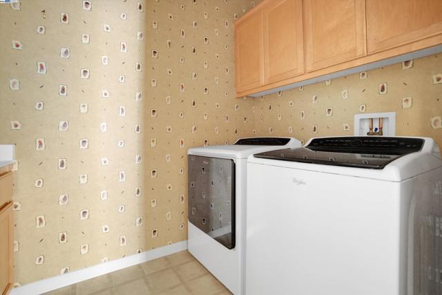 342 Roundhill Dr, Brentwood CA: https://media.crmls.org/mediaz/68e2eab3-8443-4e9d-9372-29b1cf29ce5b.jpg