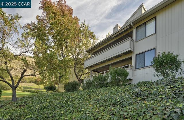 3350 Rossmoor Pkwy, Walnut Creek CA: https://media.crmls.org/mediaz/68e2ff3d-8e4b-47f6-b3a2-4a069394db46.jpg