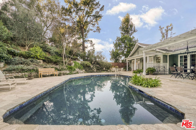 9420 Eden Drive, Beverly Hills CA: https://media.crmls.org/mediaz/68e30869-61da-42f1-a5ae-7b9b0f6ff6a7.jpg