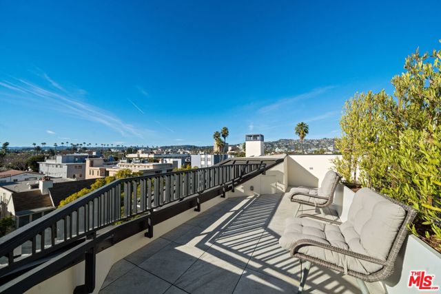 160 N La Peer Drive, Beverly Hills CA: https://media.crmls.org/mediaz/68e3c5bf-a2da-4963-a61f-b16df0c446ce.jpg