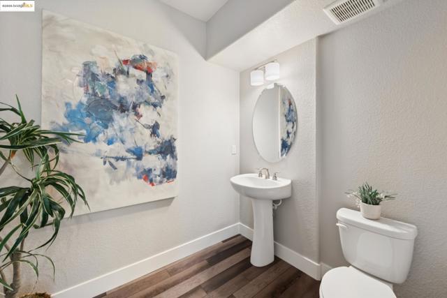 6757 Skyview Dr, Oakland CA: https://media.crmls.org/mediaz/68e56c6e-0291-4347-b1b5-ae1e395ef5b7.jpg