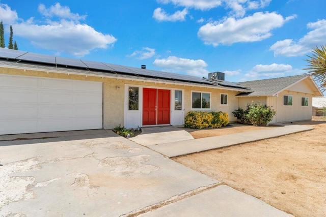 7592 Hanford Avenue, Yucca Valley CA: https://media.crmls.org/mediaz/68e5cc1e-f2de-444d-9384-682bfdcb4850.jpg