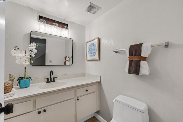 1014 Ironwood Rd, Alameda CA: https://media.crmls.org/mediaz/68e6a935-4535-4c94-afd9-1e65ce6f446c.jpg