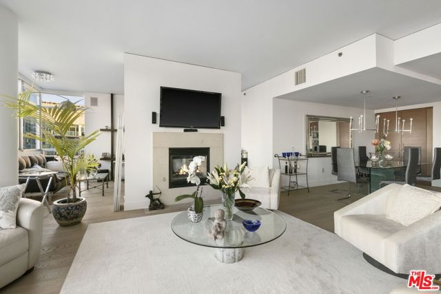 13650 Marina Pointe Drive, Marina del Rey CA: https://media.crmls.org/mediaz/68e6e936-edb2-4adc-9ad1-fb35d9baaf8b.jpg
