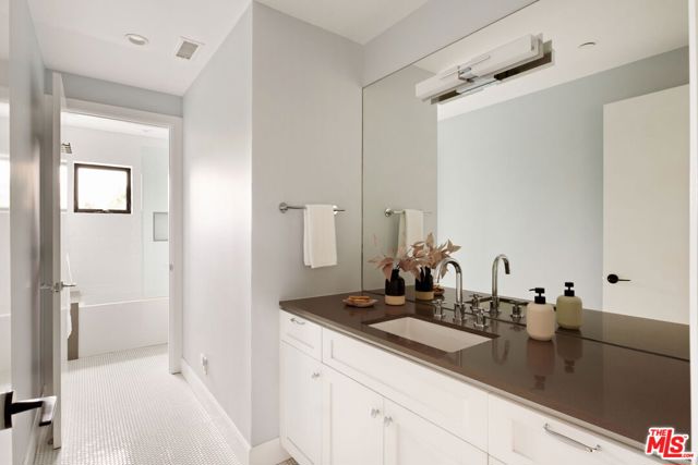 1023 Superba Avenue, Venice CA: https://media.crmls.org/mediaz/68e72ec6-1a69-4cae-a122-e9c4abc97826.jpg