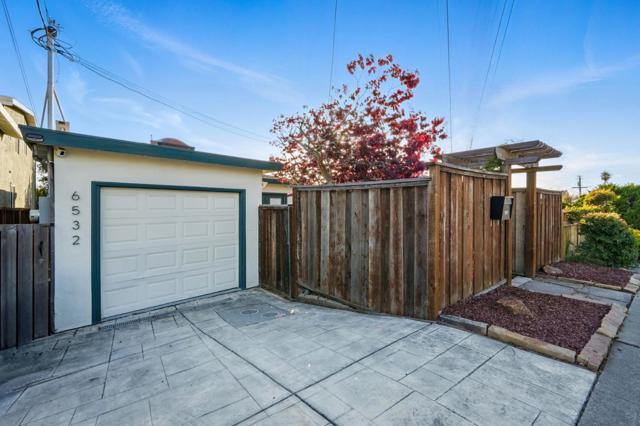 6532 Claremont Avenue, Richmond CA: https://media.crmls.org/mediaz/68e75b0a-cb4a-49b2-a7b0-9a8d2870c37d.jpg