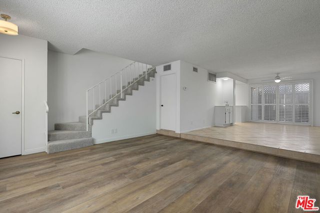 12951 Riverside Drive, 4 photo 6