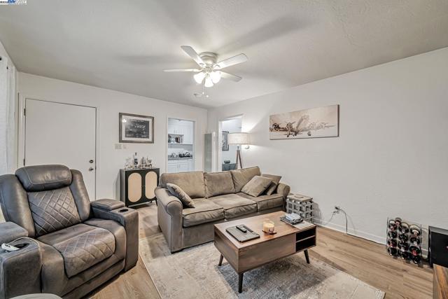 4655 Augustine St, Pleasanton CA: https://media.crmls.org/mediaz/68e9730a-3fe5-4495-902e-254851f14f56.jpg