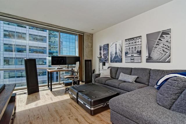 321 10th Avenue, San Diego CA: https://media.crmls.org/mediaz/68e9a33a-e4ee-4177-a196-baa01aec9439.jpg
