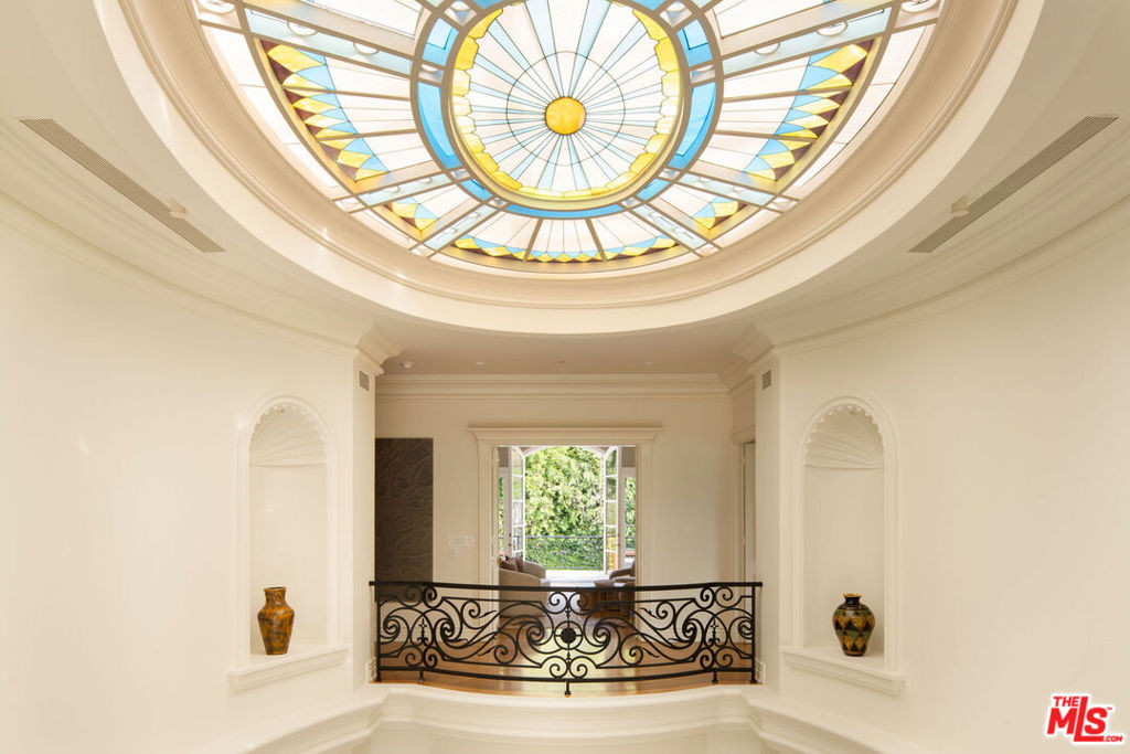 https://media.crmls.org/mediaz/68e9b547-d00b-4699-b407-f1811c05f54e.jpg?preset=X-Large