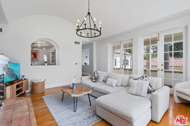 15257 Encanto Drive, Sherman Oaks CA: https://media.crmls.org/mediaz/68ea9ef4-de14-4ee5-94e2-193fa276f31f.jpg