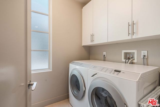 13042 W North Icon Circle, Playa Vista CA: https://media.crmls.org/mediaz/68eabfcf-7a2e-4f01-9d2e-f9bf309c5925.jpg