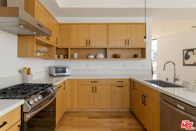 1403 Eagle Vista Drive, Los Angeles CA: https://media.crmls.org/mediaz/68eb363f-3b09-4029-878f-7be1f73a8d24.jpg