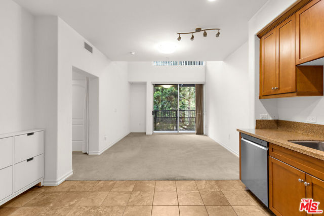 629 Traction Avenue, Los Angeles CA: https://media.crmls.org/mediaz/68ec1f3d-173f-4ddb-84fc-b15889c47c9e.jpg