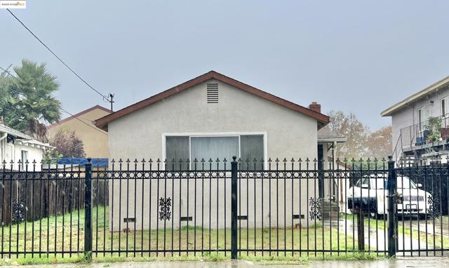 9719 Holly St, Oakland CA: https://media.crmls.org/mediaz/68ecc025-e8cc-40ba-8f02-22949b663833.jpg