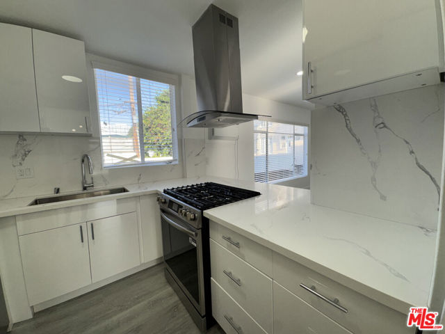 1279 N Harper Avenue, West Hollywood CA: https://media.crmls.org/mediaz/68ecd058-c0a9-4550-a665-dc380381ba16.jpg