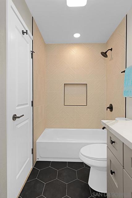 Image 19 of 27 For 9899 Scripps Westview Way #243