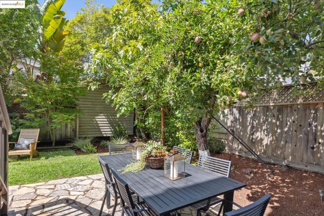 1071 Harvard Rd, Piedmont CA: https://media.crmls.org/mediaz/68ede797-6b6f-4240-9524-e6b43656df4a.jpg