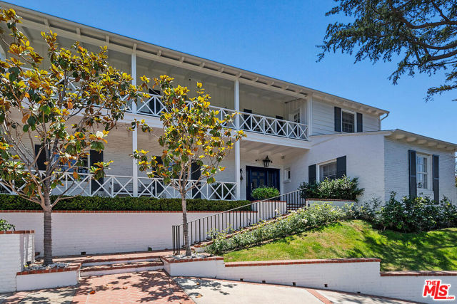 10428 Wyton Drive, Los Angeles CA: https://media.crmls.org/mediaz/68ee6983-0714-45de-b0d7-ece8794149b8.jpg