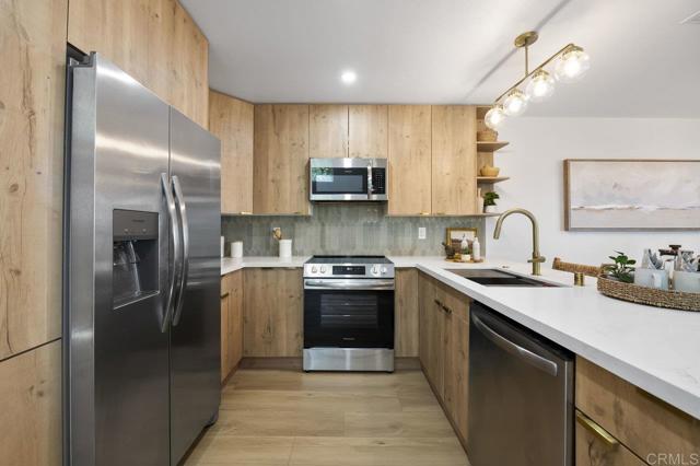 Detail Gallery Image 10 of 29 For 2041 Shadytree Ln, Encinitas,  CA 92024 - 2 Beds | 2 Baths