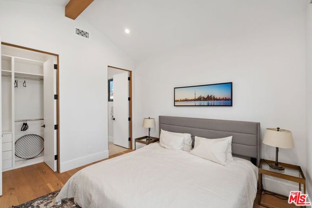 4937 Rubio Avenue, Encino CA: https://media.crmls.org/mediaz/68ef5dca-31c7-4a14-9c42-c9495c6e945c.jpg