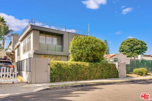 809 Brooks Avenue, Venice CA: https://media.crmls.org/mediaz/68efcab2-aef3-4920-aea5-fd12baeaf09d.jpg