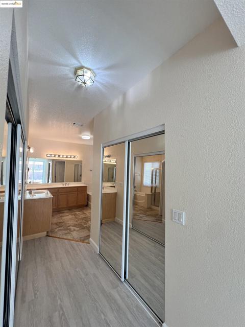1371 Brooktrail Dr, Pittsburg CA: https://media.crmls.org/mediaz/68f01cc1-4b66-4ef3-8473-9d840e49018d.jpg