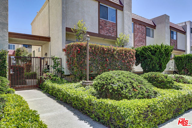 2452 Chelsea Place, Santa Monica CA: https://media.crmls.org/mediaz/68f0fcbe-adb5-4b7e-97d1-95b19b20b3af.jpg
