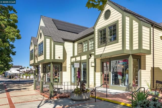 302 Columbia Cir, Benicia CA: https://media.crmls.org/mediaz/68f1e92c-3658-4e7d-9709-29eb4c463cb4.jpg