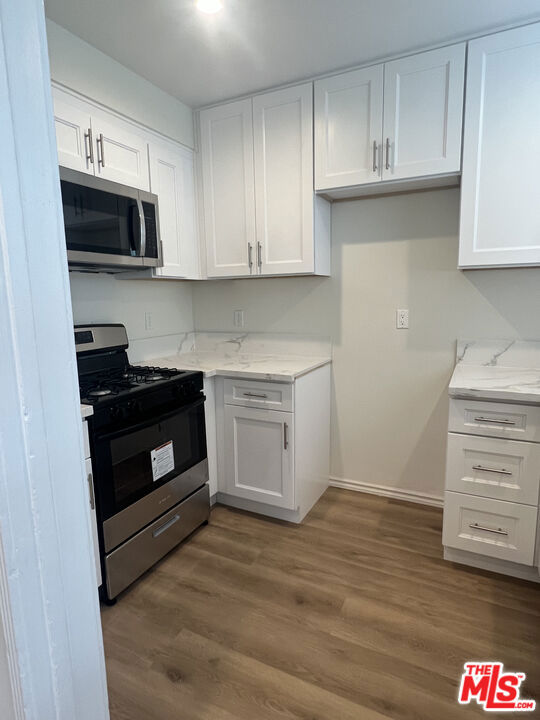 4129 1/2 W Toluca Lake Avenue, Burbank CA: https://media.crmls.org/mediaz/68f53da6-0ce2-451a-a5a1-b206eef4e2b6.jpg