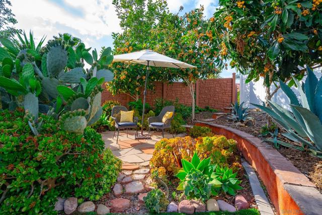 6433 La Paloma Street, Carlsbad CA: https://media.crmls.org/mediaz/68fc2252-196f-4795-b9fd-c62a5583358b.jpg