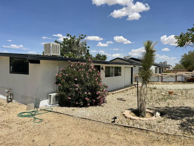 61650 El Reposo Street Street, Joshua Tree CA: https://media.crmls.org/mediaz/68fcab50-35e1-4b4d-8289-adc9fea0744f.jpg