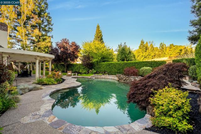 3284 Blackhawk Meadow Dr, Danville CA: https://media.crmls.org/mediaz/69000cdd-9994-4169-9d16-1ad20783422f.jpg