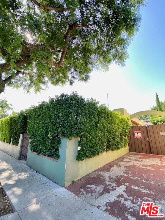 8866 Cadillac Avenue, Los Angeles CA: https://media.crmls.org/mediaz/6900ceb6-d844-45c3-a44f-7e7eac7c8b06.jpg