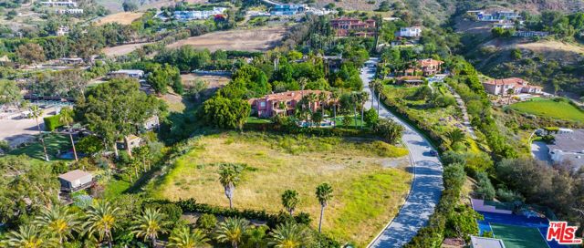 6435 Meadows Court, Malibu CA: https://media.crmls.org/mediaz/69014795-82d3-49ab-a4e8-094b90adc25c.jpg