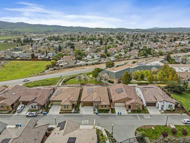 2008 White Oak Drive, Hollister CA: https://media.crmls.org/mediaz/69018ad4-9830-4cb1-a572-05e39fb35992.jpg