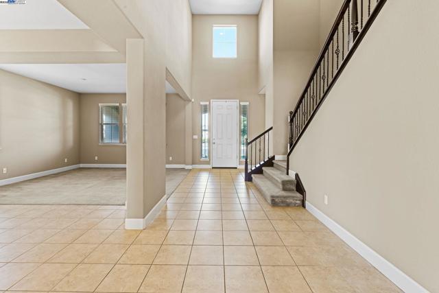 2255 Sugarloaf Ct, Brentwood CA: https://media.crmls.org/mediaz/6901e503-5763-4172-8392-5eb16486a6e5.jpg